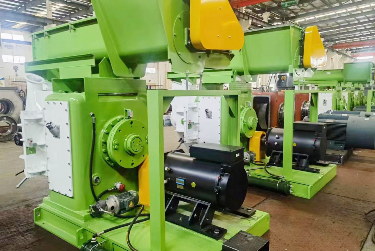 Side-by-side view of JWZL-688D ring die pellet mill and flat die pellet mill showing size comparison