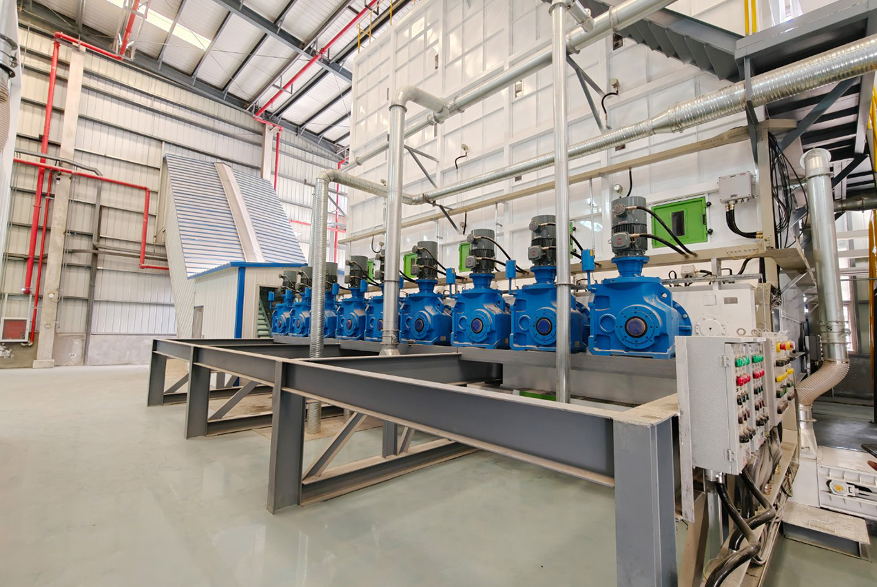 Dual-crusher preprocessing section with dust covers and conveyor system at the 江苏兴化 facility