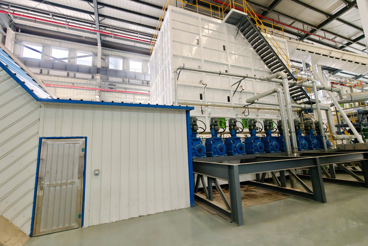 Pellet mill in operation at the 江苏兴化 facility, showing pellet discharge from JWZL-688