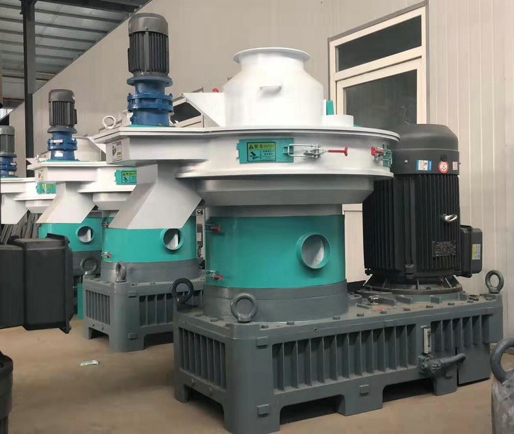 Side-by-side comparison of horizontal and vertical ring-die pellet mill configurations for biomass production